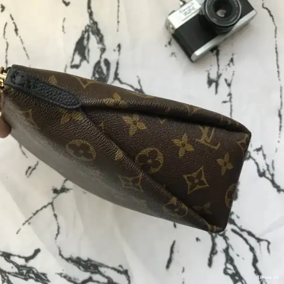 Cheap CASE BEAUTY Louis Vuitton PALLAS 0527